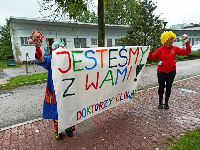 Fundacja "Dr Clown" odwiedziła małych pacjentów szpitala w Jędrzejowie.