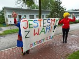 Światowy Dzień Uśmiechu. Fundacja "Dr Clown" odwiedziła małych pacjentów szpitala w Jędrzejowie i przywiozła klocki (ZDJĘCIA)