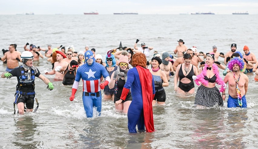 Karnawałowe morsowanie w Gdańsku. Na plaży w Brzeźnie...