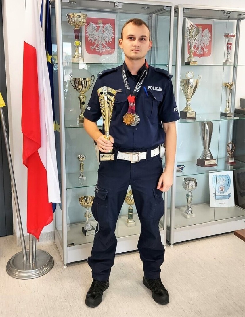 Poddębicki policjant – mistrz świata w karate sierż. Michał Czechowicz uhonorowany na sesji powiatu ZDJĘCIA