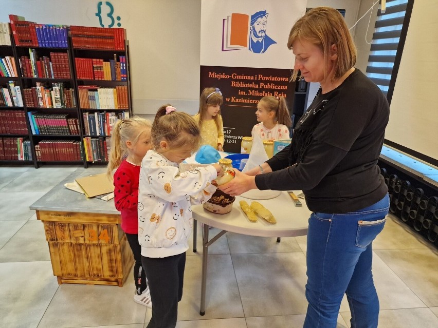 Światowy Dzień Pszczół w kazimierskiej bibliotece. Dzieci poznawały prace w pasiece i smakowały słodkiego miodu. Zobaczcie zdjęcia