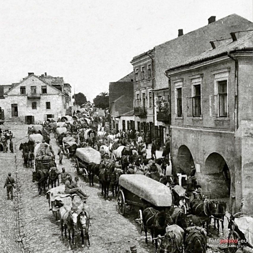 Rynek, po prawej kamienica Oleśnickich.