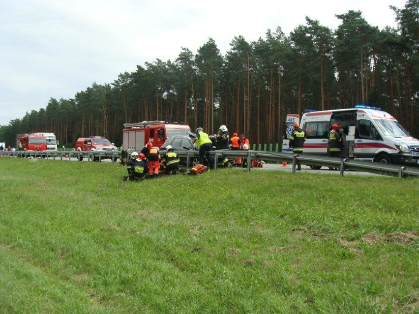 Osobowy peugeot wbił się w naczepę TIR-a