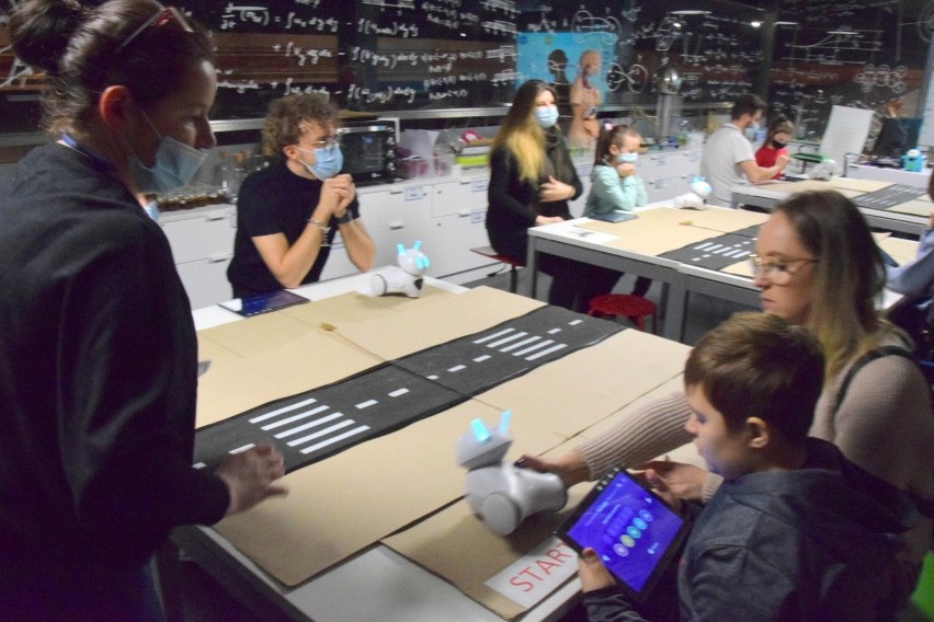 Zabawa i nauka z robotem w Energetycznym Centrum Nauki w Kielcach. Dzieciaki zachwycone! Zobacz zdjęcia i wideo 