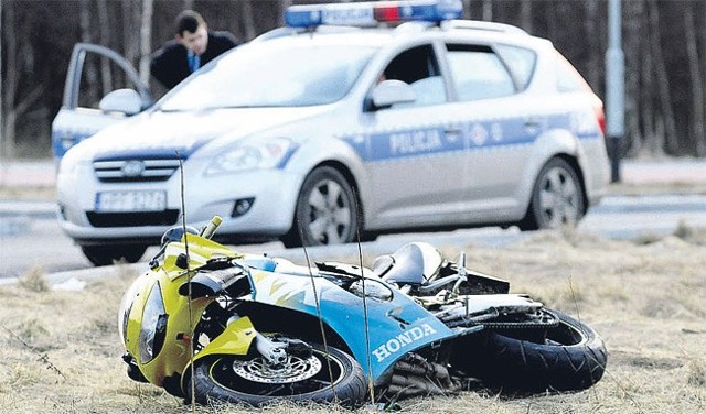 Motocyklistka nie zmieściła się na rondzie łączącym al. Ofiar Terroryzmu 11 Września z ul. Rokicińską