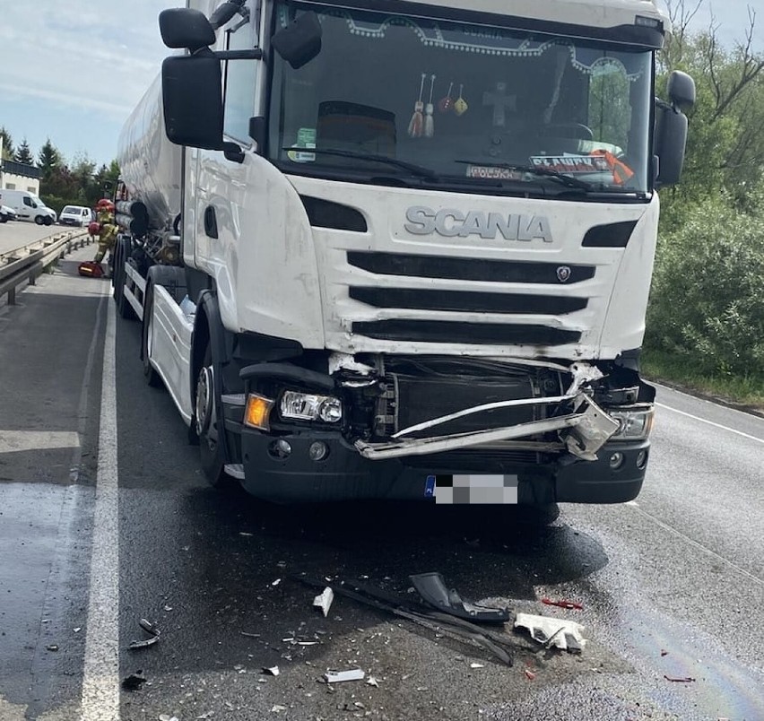 Zderzenie dwóch ciężarówek i samochodu osobowego na ul....