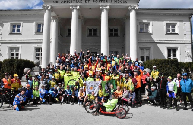 Ponad 200. cyklistów uczestniczyło w dorocznym rajdzie rowerowym "raszem, ale osobno" po Pałukach