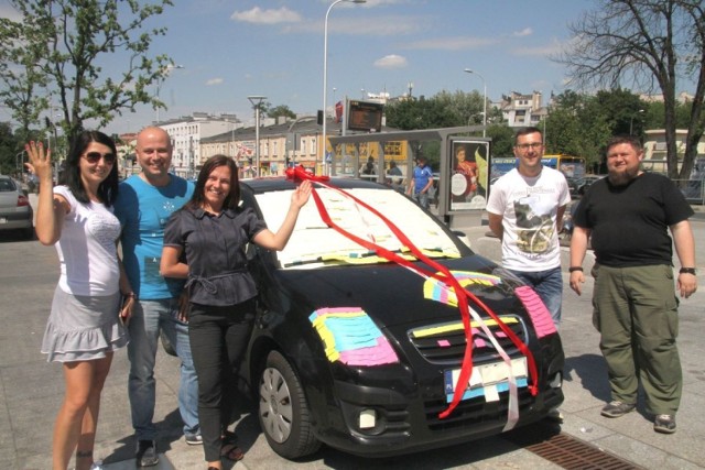 Grono żartownisiów było bardzo dumne ze swojego pomysłu. Od lewej: Iwona Jaros, Tomasz kot, Patrycja Kalinowska, Hubert Guza i Michał Ziomber.