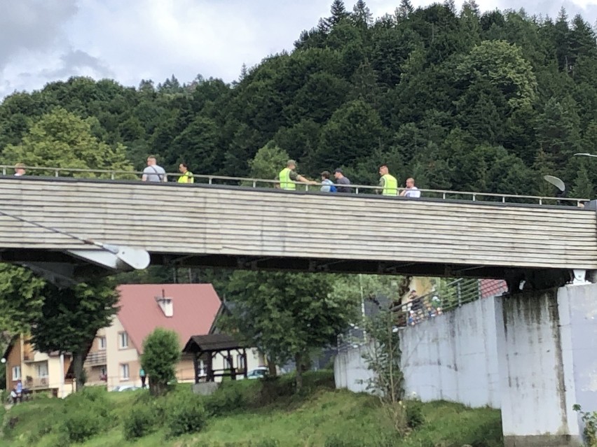 Słowackie kontrole na kładce pieszo-rowerowej w Sromowcach