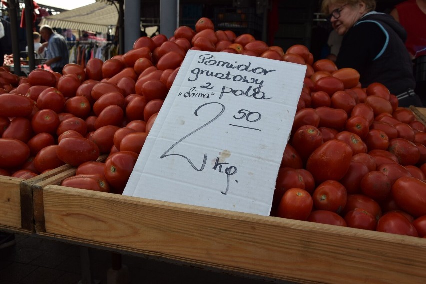 - Pomidory lima z pola są najlepsze - podkreśla pani Danuta....