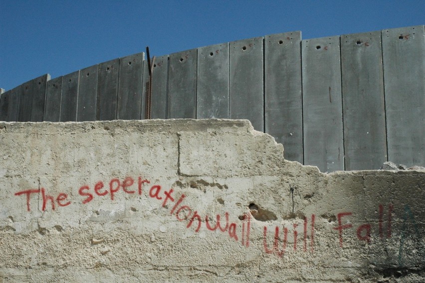 http://commons.wikimedia.org/wiki/File:Graffiti_near_Israel...