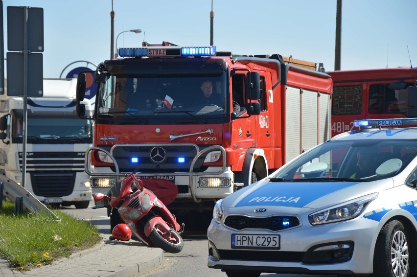 Malbork. Wypadek na alei Rodła. Ucierpiał jadący skuterem, przyleciał śmigłowiec LPR [ZDJĘCIA, WIDEO]