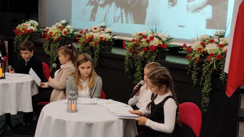 Hołd dla Jana Pawła II. Inscenizacja „ Święci uśmiechnięci” w Bibliotece Publicznej w Budzyniu.