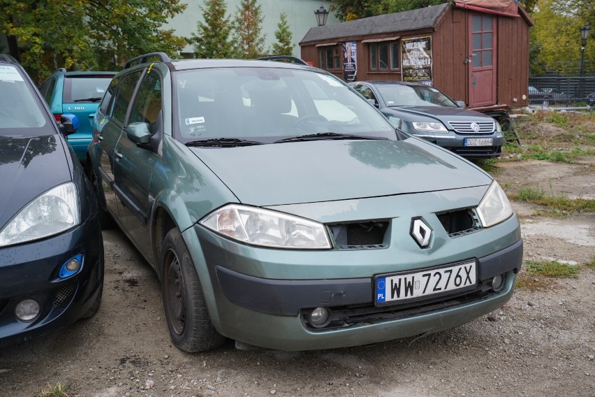 Renault Megane, rocznik 2004, cena wywoławcza 2 200 zł.