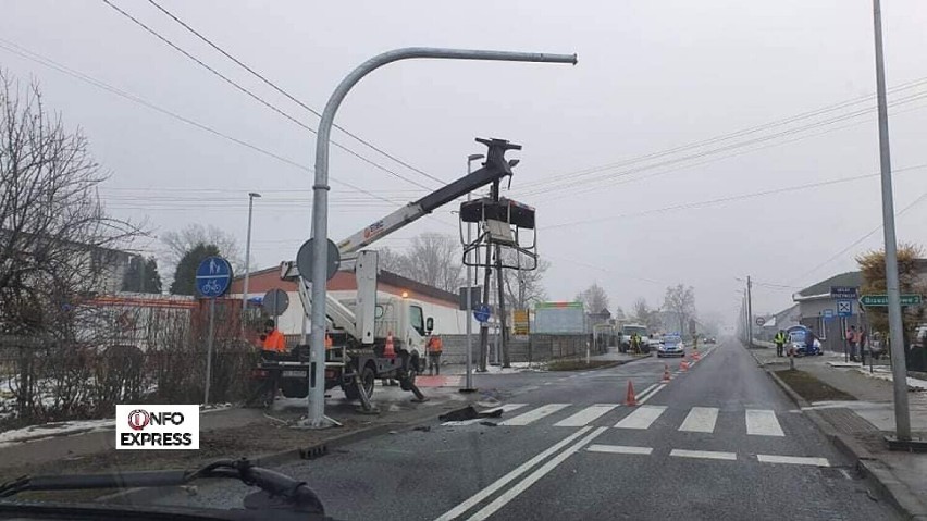 Wypadek na DK11 w Glinicy. Jeden z poszkodowanych monterów zmarł w szpitalu 