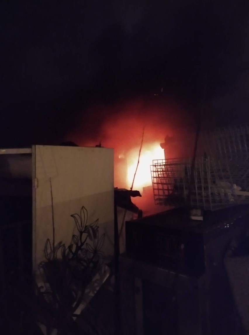 Pożar budynku w Zatomiu Starym. W akcji 7 zastępów strażaków