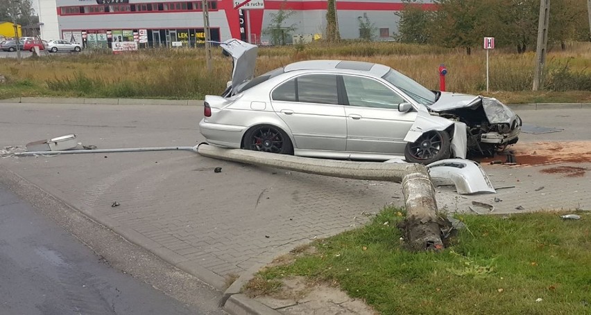 Wypadek na ulicy Mikołaja Kopernika w Ciechocinku. Kierowca BMW w stanie po użyciu alkoholu uderzył w latarnie [zdjęcia]