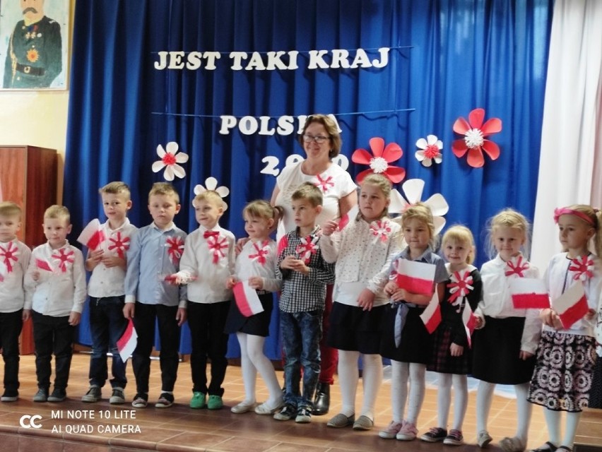 Dzieci ze szkoły w Mirachowie pięknie uczciły Święto Niepodległości
