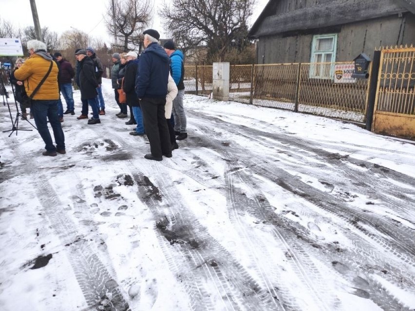 Mieszkańcy ulicy Biegunowej w Radomiu nie chcą dłużej brodzić w błocie i jeździć po dziurach. Apelują, żeby w końcu utwardzić drogę