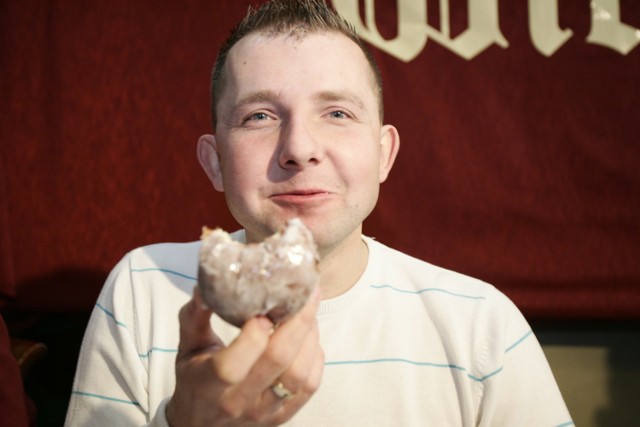 Dwanaście pączków w ciągu 5 minut zjadł nowy mistrz Krakowa w jedzeniu pączków na czas, Jerzy Zalewski.