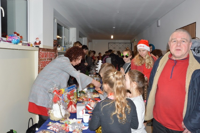 Kiermasz Świąteczny w kartuskiej Jedynce wzruszył, bawił i integrował szkolną społeczność ZDJĘCIA, WIDEO