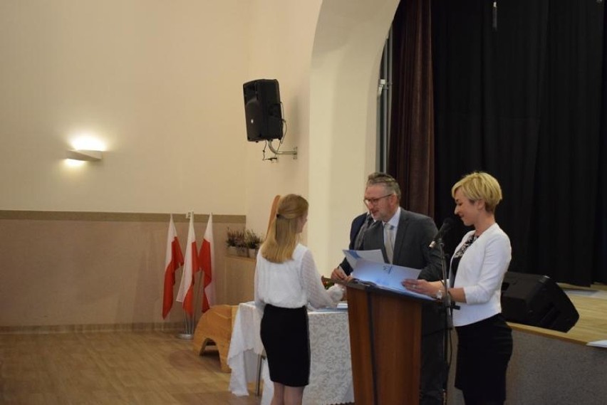 Głuszyca: Najlepsi uczniowie dostali stypendia burmistrza
