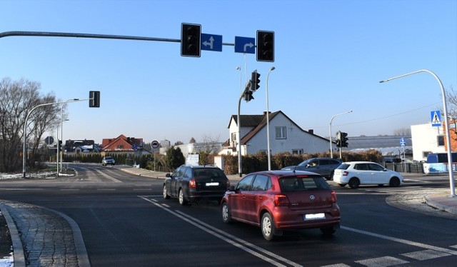 Miesiąc minął od zakończenia przebudowy skrzyżowania drogi krajowej 44 w Zaborzu (gm. Oświęcim). W ramach inwestycji m.in. postawiono w tym miejscu sygnalizację świetlną. Do dzisiaj jednak nie działa