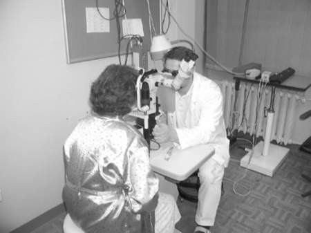 Doktor Mirosław Treska z oddziału okulistyki Szpitala Wojewódzkiego nr 5 w czasie badania pacjentki.