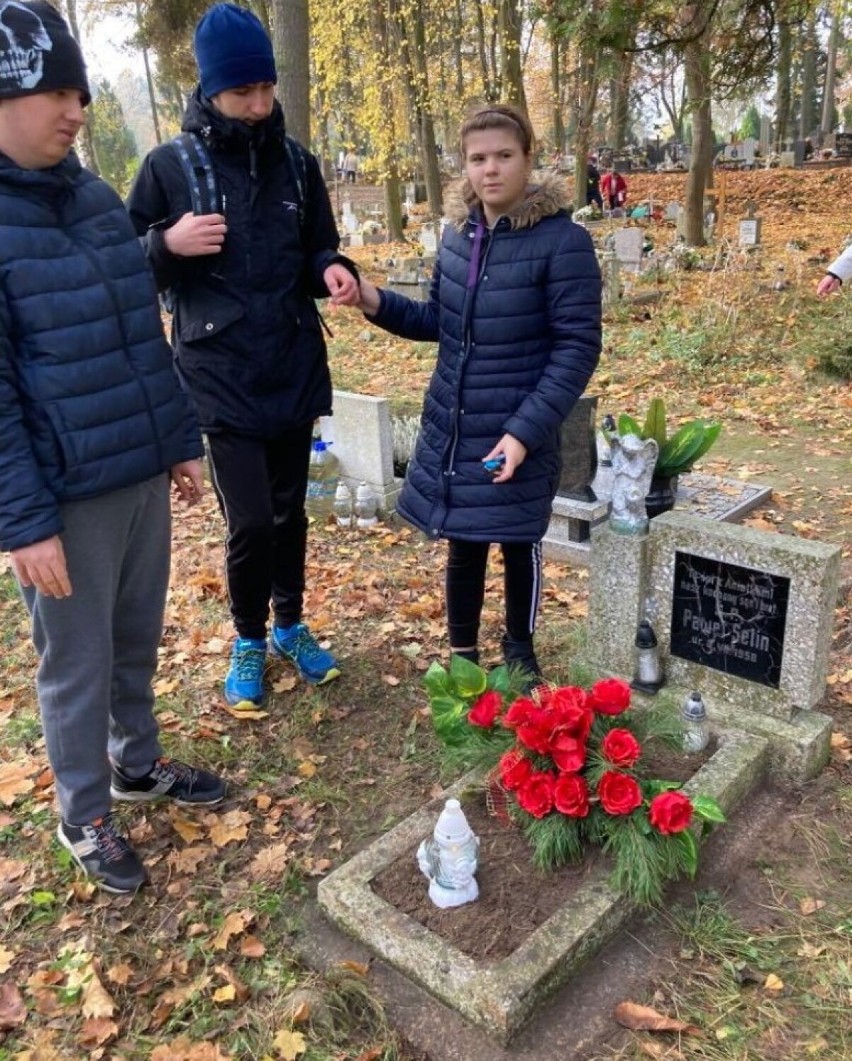 Powiat malborski. Uczniowie odwiedzali cmentarze, by zrobić porządki i zapalić znicze