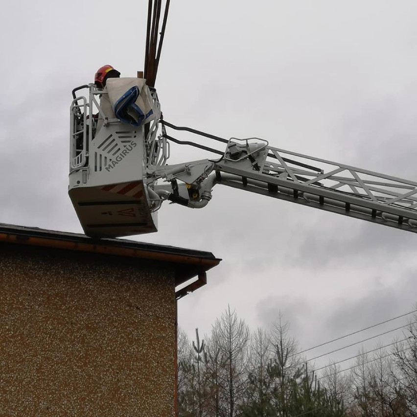 Wiatr zerwał niewielką część dachu domu w Gogołowej