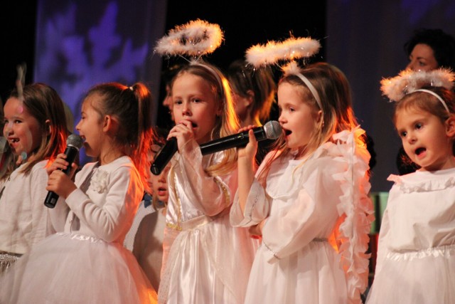 Świąteczny koncert i kiermasz charytatywny Niepublicznej Szkoły Podstawowej w Bełchatowie dla Krzysia Smarzycha, grudzień 2022