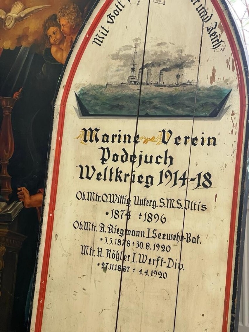 Tablica ku czci marynarzy z Podjuch. Kryje niejedną ciekawą historię 