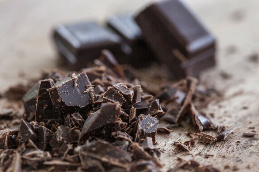 Ciemna czekolada może wzmocnić erekcję, ponieważ zawiera...
