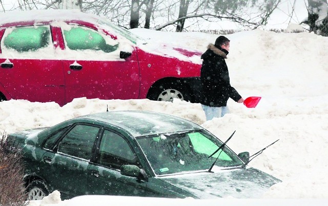 Taki widok zimą na naszych ulicach to nie rzadkość. Jeśli dobrze przygotujemy auto do sezonu zimowego, nie będziemy musieli odpalać go na "pych".