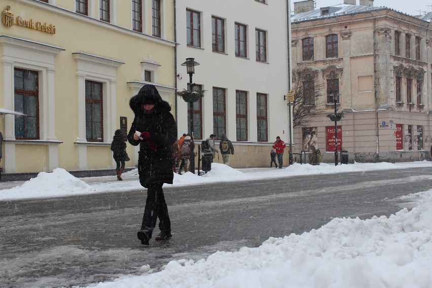 Zima w Lublinie. Spadł śnieg i jest ślisko (