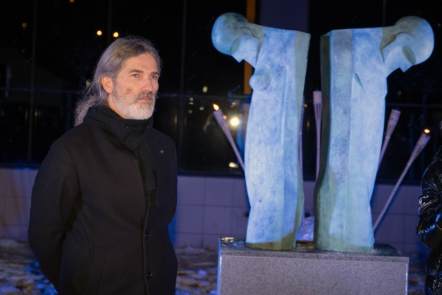 Przed Nowohuckim Centrum Kultury stanęła rzeźba Stanisława Bracha