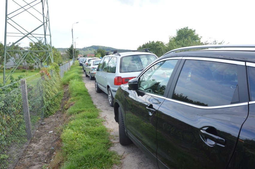 Mieszkaniec ulicy Chłopskiej w Lęborku oburzony parkowaniem na drodze aut przez działkowiczów