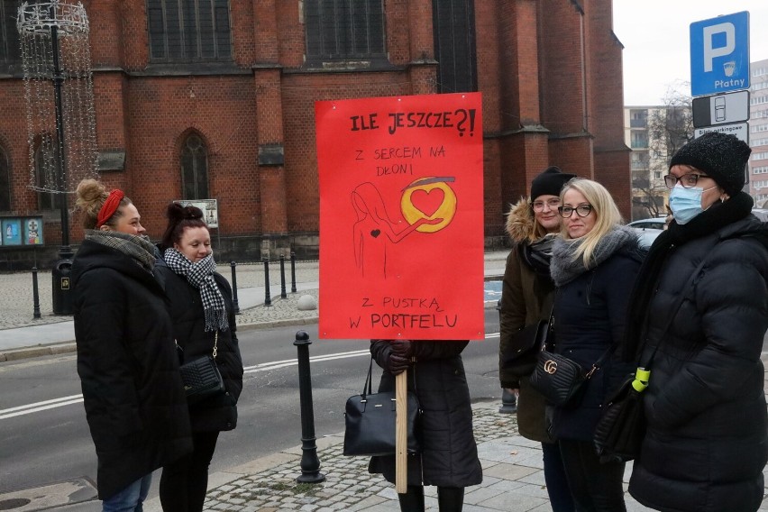 Manifestacja pracowników MOPS przed Urzędem Miasta w Legnicy, zobaczcie zdjęcia