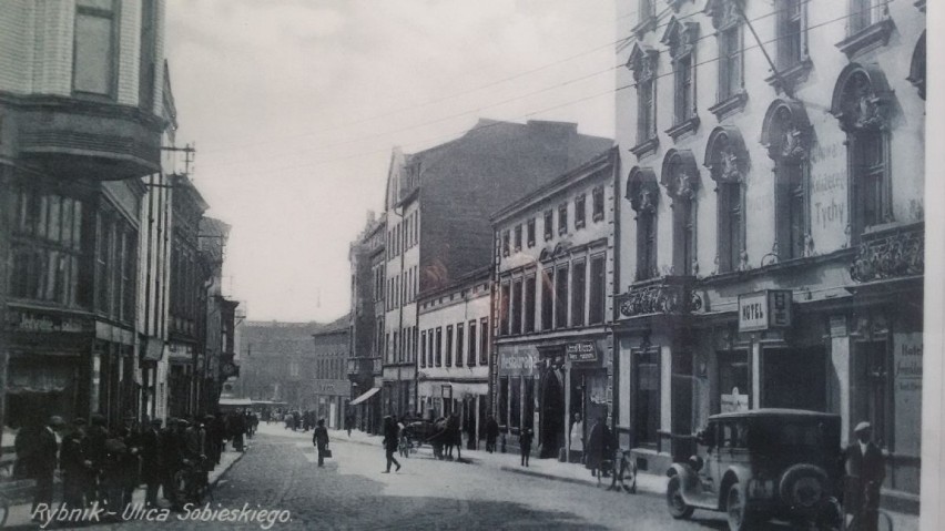 Rybnik z lat 30 XX w. ARCHIWALNE pocztówki w pasażu łączącym...