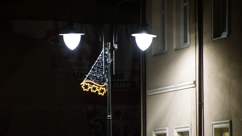 Świąteczne iluminacje na ulicach Sławna. Miasto szykuje się na święta [ZDJĘCIA]