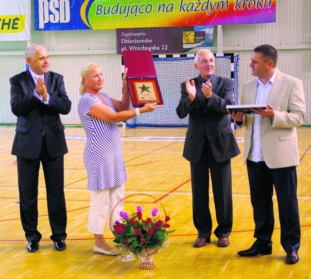 Barbara Klempel otrzymała w Dzierżoniowie pamiątkowy medal. Jej męża upamiętniono w Alei Gwiazd Sportu w Cetniewie