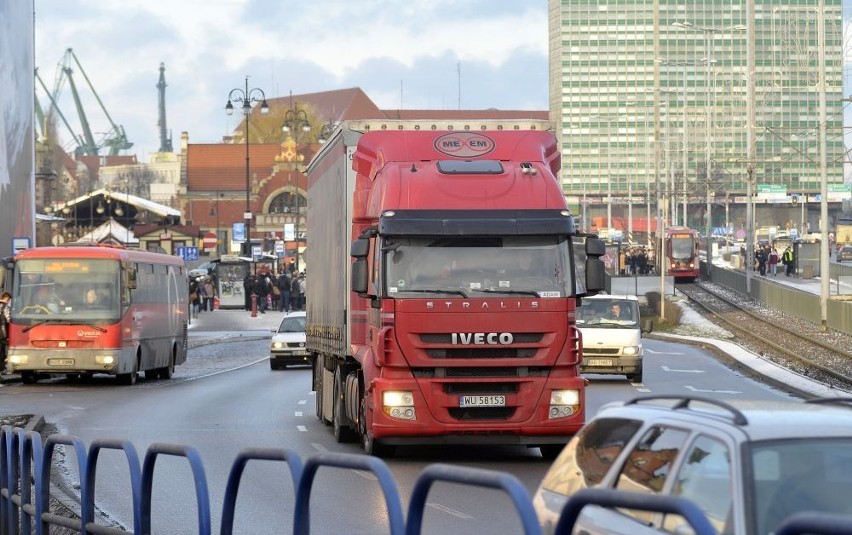 Zakaz wjazdu dla tirów w Gdańsku? Radni apelują - nie chcą samochodów ciężarowych w mieście