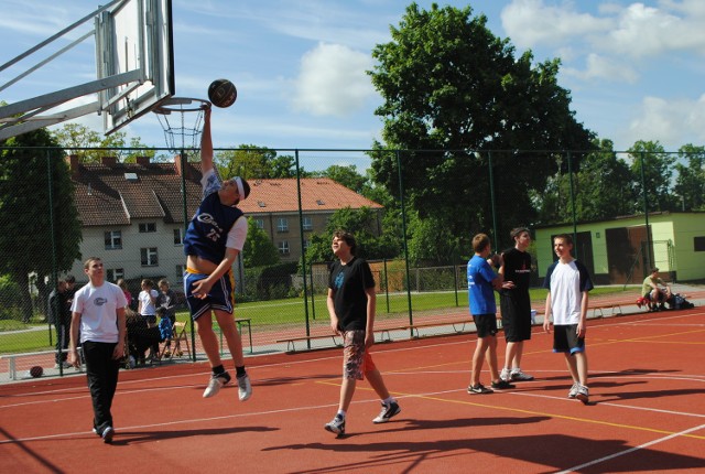 Szkoła Podstawowa nr 3 jest jedną z 2 placówek w gminie, które posiadają dobrą bazę sportową dzięki Orlikowi