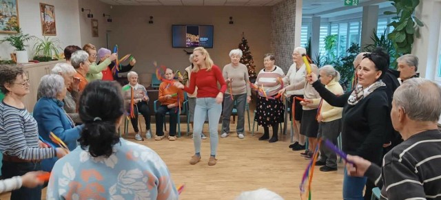 Seniorzy w Dziennym Domu Pomocy w Oświęcimiu poza codziennymi zajęciami podjęli przygotowania do świąt Bożego Narodzenia i zimy