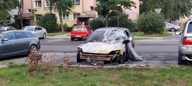 Służby zgłoszenie o pożarze samochodu marki Ford Mondeo przy ul. Łanowej we Włocławku otrzymały w środę (9.08.2023) o godzinie 0:20.