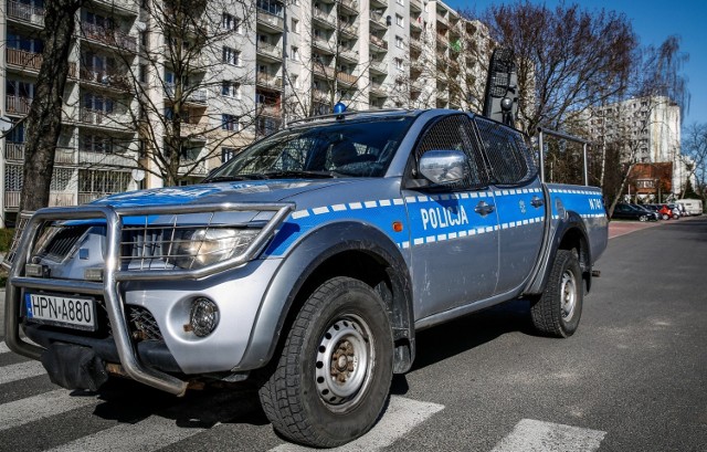 Na ulicach Gdańska policja apeluje z radiowozu, by pozostać w domu w czasie pandemii koronawirusa