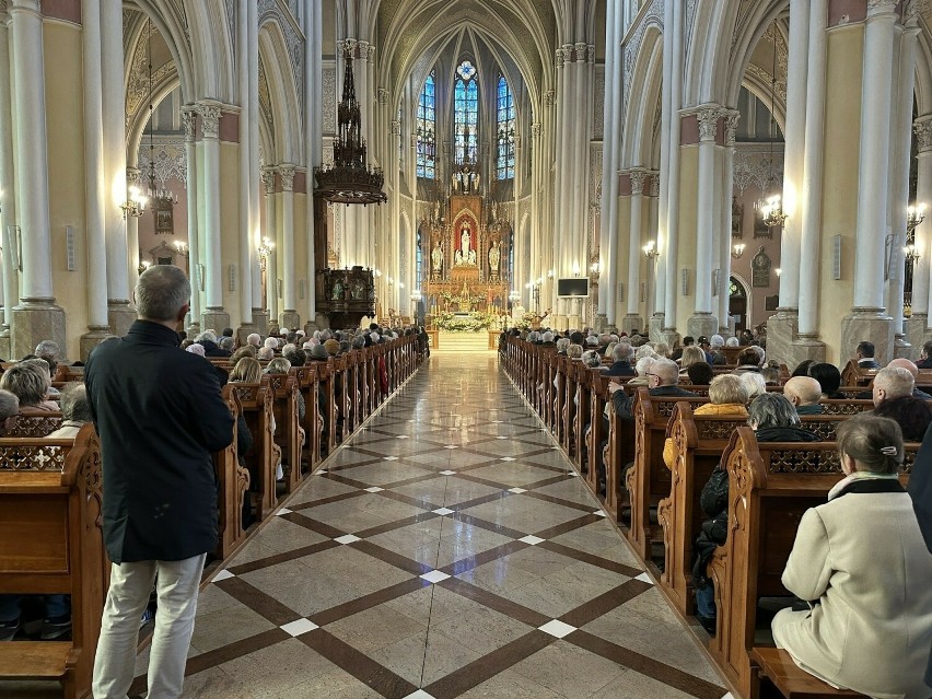 Msza święta rezurekcyjna w radomskiej katedrze. Modlił się tłum ludzi. Zobacz zdjęcia
