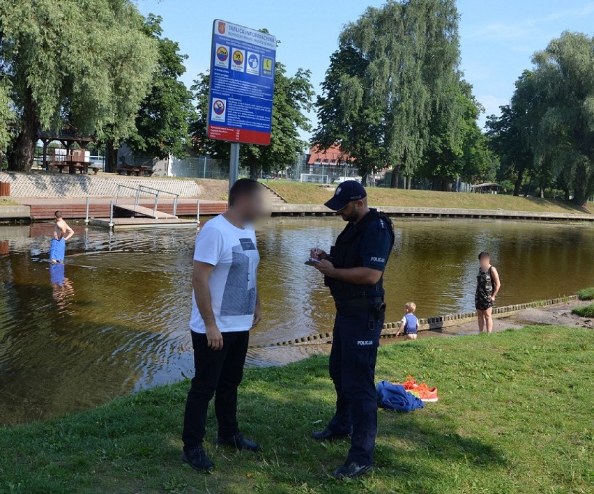 Wakacyjny wypoczynek: Więcej patroli policji przy akwenach wodnych w Pruszczu Gdańskim, gminie Kolbudy, Wiślince, Cedrach Wielkich