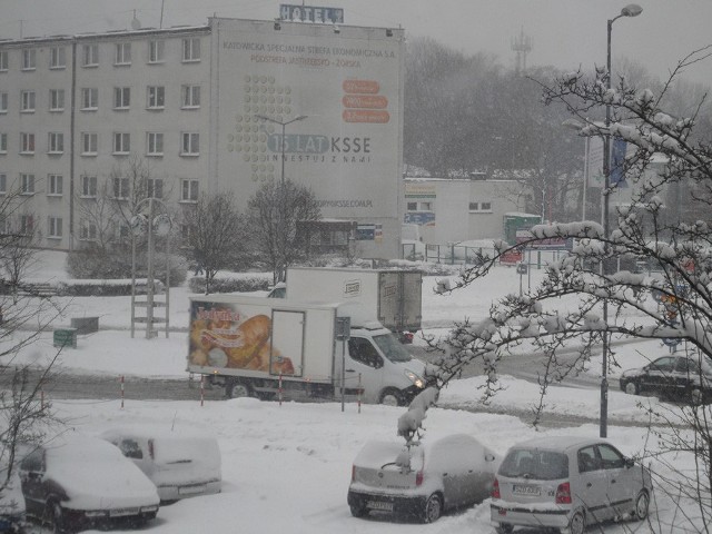 Godz. 8 Żory. Toniemy w śniegu. Samochody na parkingu w centrum przysypane kołderką białego puchu. Kierowcy zwalniają nogę z gazu, bo tak jak wczoraj - są trudne warunki na drogach.