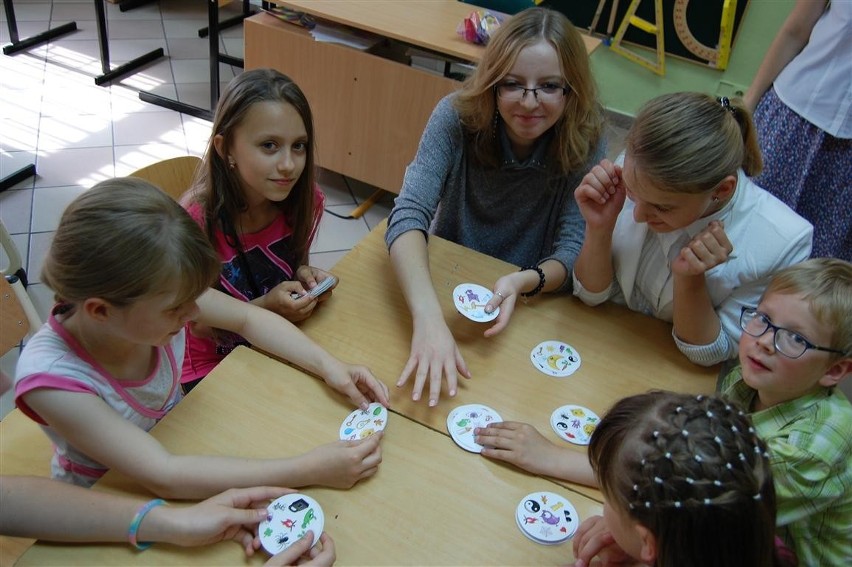 Dzień Dziecka w Katolickim Gimnazjum w Kartuzach  - dzieci odkrywały czar gier planszowych [ZDJĘCIA]